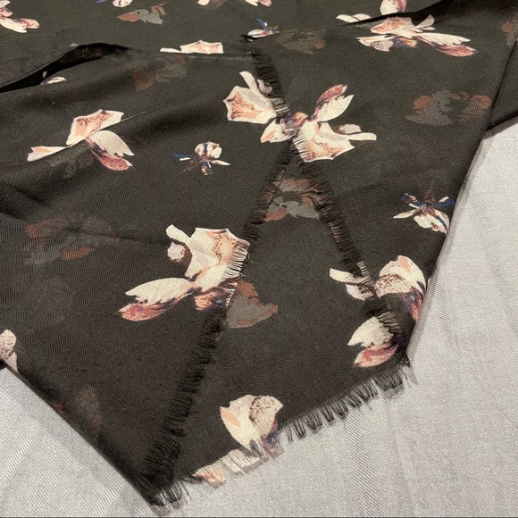 Beautiful scarf in black with some pinks and blues. Gorgeous - Picture 4 of 4